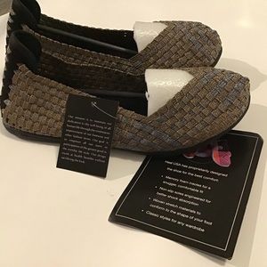 Shoes 6 Stretch Sparkle Copper Silver Upper. NWB